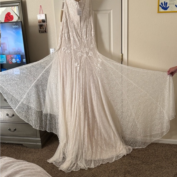 Elegant Lace Sleeveless wedding dress - Picture 7 of 15